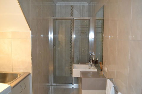 Cypress Drive Town House - Accommodation Gladstone 2