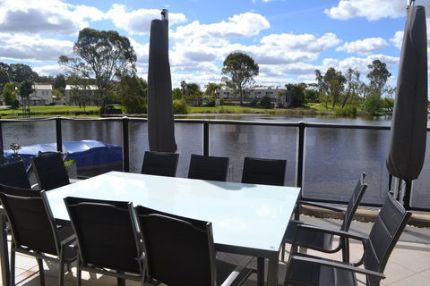 Cypress Drive Town House - Accommodation Gladstone 0