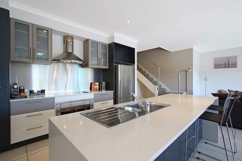 Cypress Townhouse 11 - Accommodation Gladstone 1