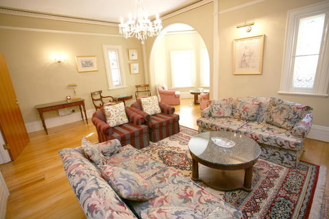 Darcy's Hotel - Accommodation Gladstone 2