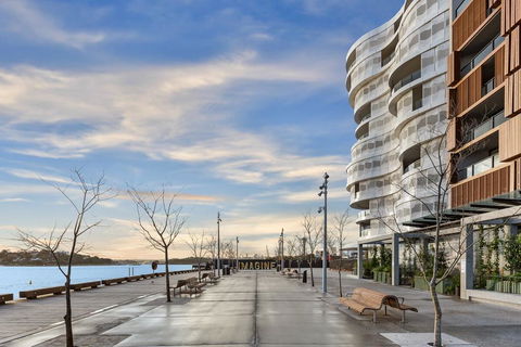 Darling Harbour Waterview Luxury Apartment - Accommodation Gladstone 3