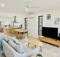 DAYDREAMING Airlie Beach Water views  only 200m to boardwalk. - Accommodation Gladstone