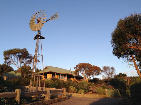 Daysy Hill Country Cottages - Accommodation Gladstone 0