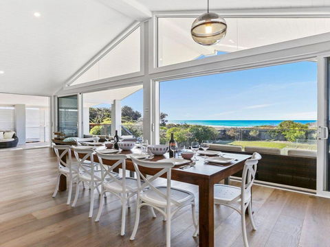 Dayz Dreamin - Pool, Gas Fireplace And Beachfront - Accommodation Gladstone 2