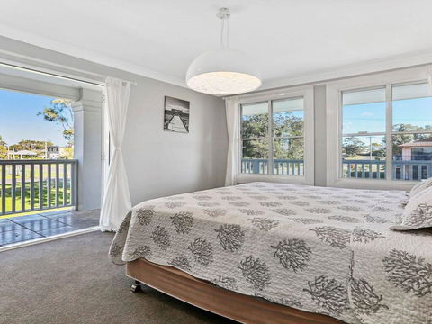 Dayz Dreamin - Pool, Gas Fireplace And Beachfront - Accommodation Gladstone 3