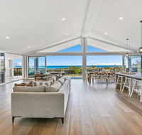 Dayz Dreamin - pool gas fireplace and beachfront - Accommodation Gladstone