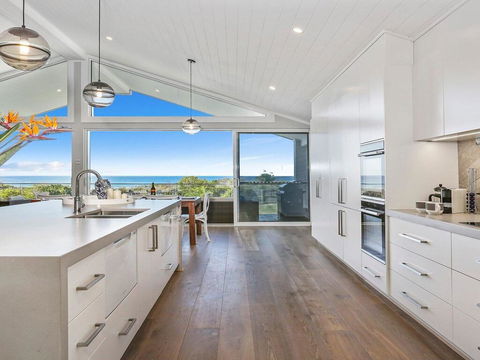 Dayz Dreamin - Pool, Gas Fireplace And Beachfront - Accommodation Gladstone 1