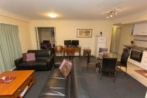 Debs Apartment MtsBay - Accommodation Gladstone 0