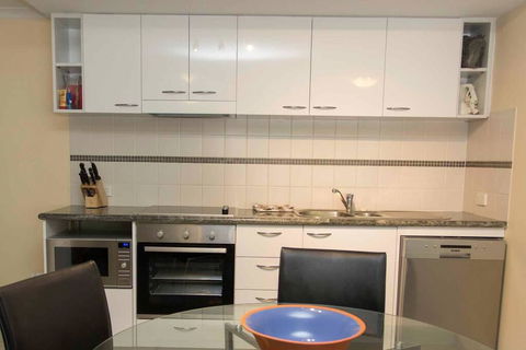 Debs Apartment MtsBay - Accommodation Gladstone 2