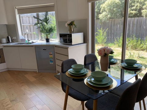 Delicate And Peaceful Bundoora Townhouse 11-R2 - Accommodation Gladstone 2