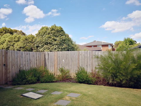 Delicate And Peaceful Bundoora Townhouse 20-R3 - Accommodation Gladstone 1
