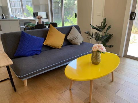 Delicate And Peaceful Bundoora Townhouse 7 - Accommodation Gladstone 0