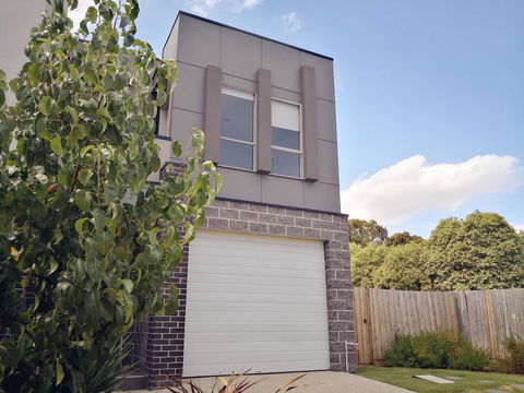 Delicate And Peaceful Bundoora Townhouse 7-R4 - Accommodation Gladstone 0