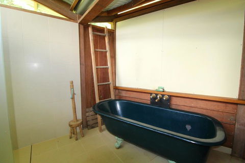 Delicate Nobby Artist Studio, 898 Point Plomer Road - Accommodation Gladstone 3