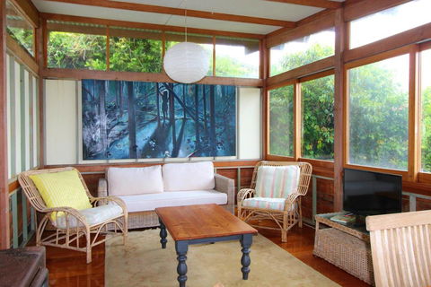 Delicate Nobby Artist Studio, 898 Point Plomer Road - Accommodation Gladstone 2