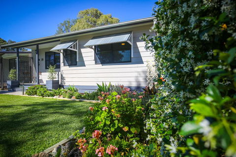 Dell-Lee Cottage - Accommodation Gladstone 0