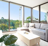 Designer Apartment with Balcony in Quiet Suburb - Accommodation Gladstone