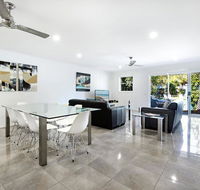Diamond Beach 3 Bedroom Poolside Apartment - Accommodation Gladstone
