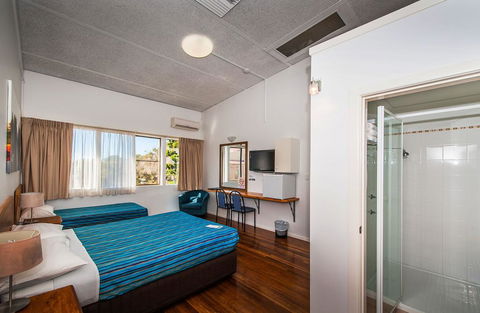 Diggers Tavern - Accommodation Gladstone 1