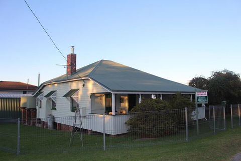 Dillons Cottage - Accommodation Gladstone 0