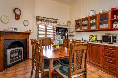 Dillons Cottage - Accommodation Gladstone 2