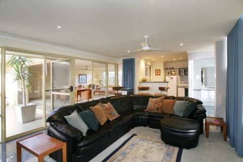 Dolphin 3 Bedroom House By Shoalwater Executive Homes - Accommodation Gladstone 0