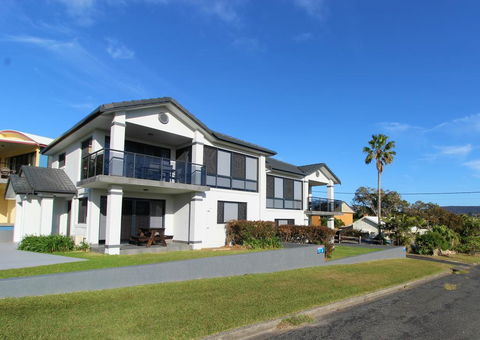 Dolphin Court 2, 1 Gowing Street - Accommodation Gladstone 1