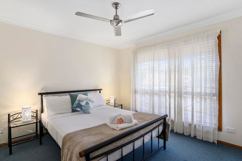 Dolphin Sands Holiday Cabins - Accommodation Gladstone 0