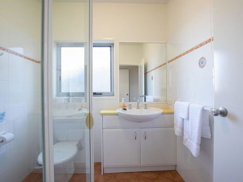 Dolphins Den - Panoramic Views - Accommodation Gladstone 2