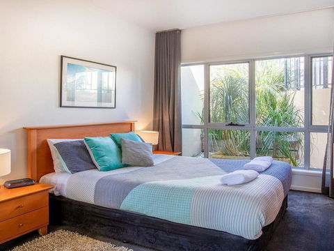 Dolphins Den - Panoramic Views - Accommodation Gladstone 1