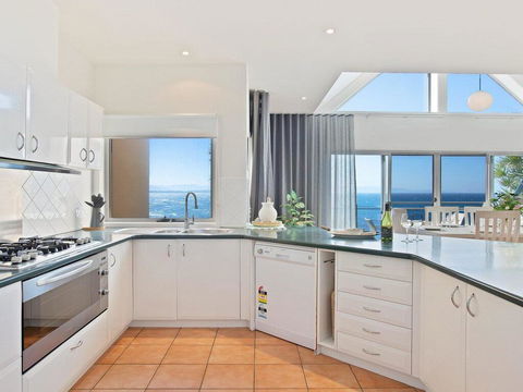 Dolphins Den - Panoramic Views - Accommodation Gladstone 3