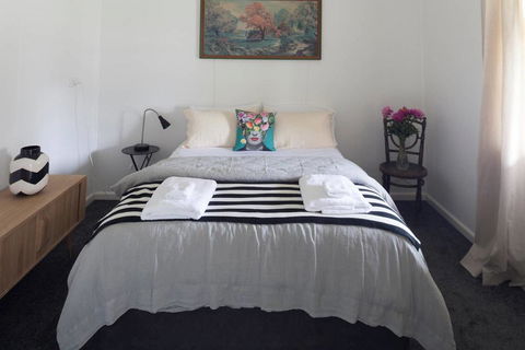 Domino House - Accommodation Gladstone 2