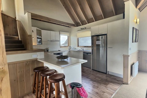 Dragonfly Chalet - Accommodation Gladstone 2