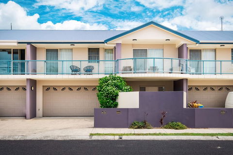 Driftwood - Modern Townhouse - Accommodation Gladstone 0