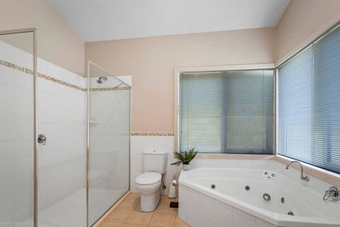 DRIFTWOOD VILLA - Free Wifi, Walk To Beach - Accommodation Gladstone 2