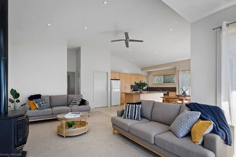 DRIFTWOOD VILLA - Free Wifi, Walk To Beach - Accommodation Gladstone 1