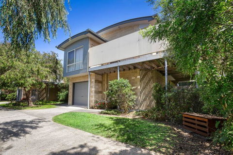 DRIFTWOOD VILLA - Free Wifi, Walk To Beach - Accommodation Gladstone 0