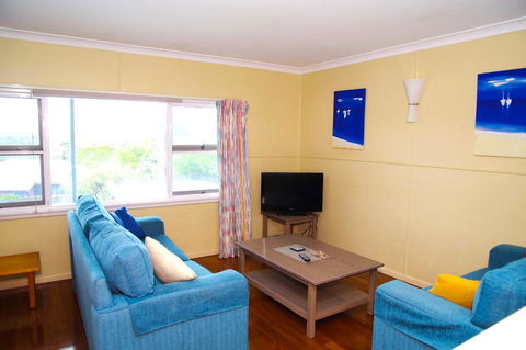 Dunroamin, 20 Main Street - Accommodation Gladstone 0