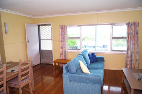 Dunroamin, 20 Main Street - Accommodation Gladstone 1