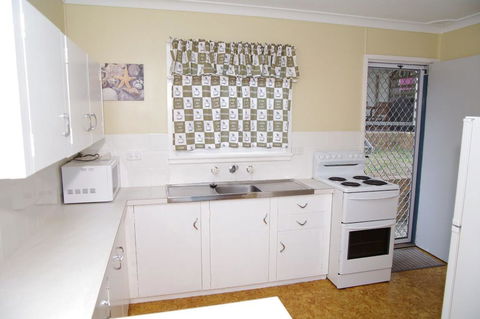 Dunroamin, 20 Main Street - Accommodation Gladstone 3