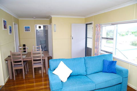 Dunroamin, 20 Main Street - Accommodation Gladstone 2