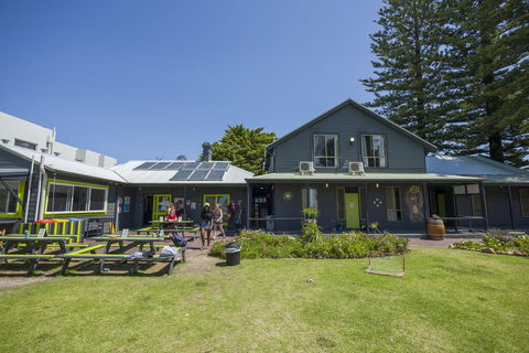 Dunsborough Beachouse YHA - Accommodation Gladstone 0