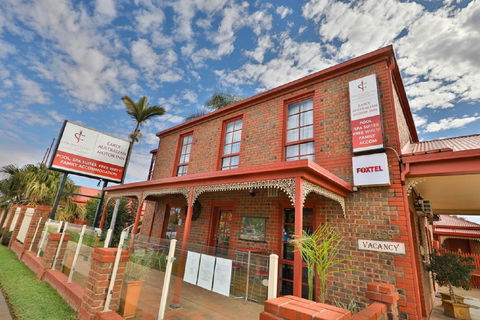 Early Australian Motor Inn - Accommodation Gladstone 0