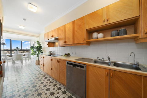 East Mirvac Building With Convenient Living - Accommodation Gladstone 2