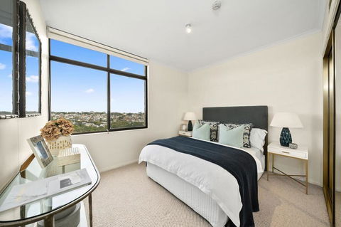 East Mirvac Building With Convenient Living - Accommodation Gladstone 0