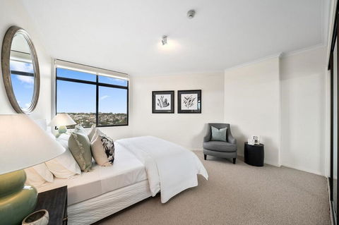 East Mirvac Building With Convenient Living - Accommodation Gladstone 1