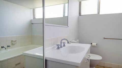 Ebbtide 2 - On Main Beach! - Accommodation Gladstone 1