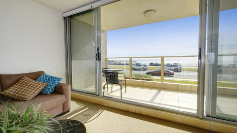 Ebbtide 2 - On Main Beach! - Accommodation Gladstone 2