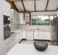 EeBee House - Beautiful Family Home with Stunning Eagle Bay Views - Accommodation Gladstone