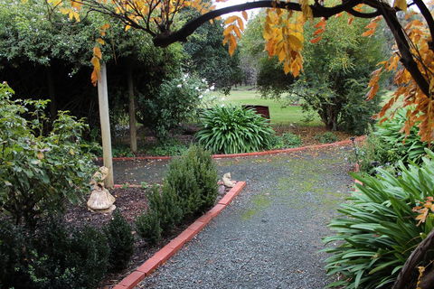 Elinike Guest Cottages - Accommodation Gladstone 2